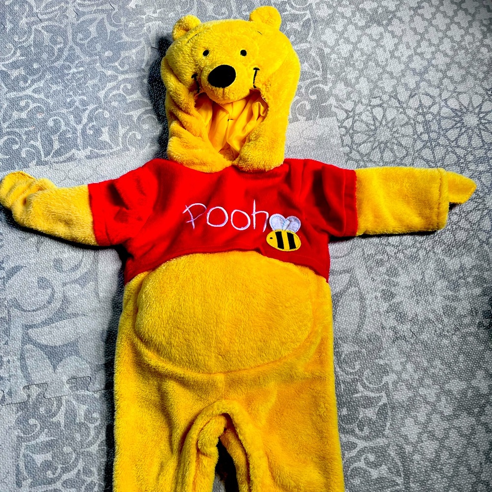 EUC Disney Store  2t 3t Pooh bear costume - Disney, cosplay, Halloween